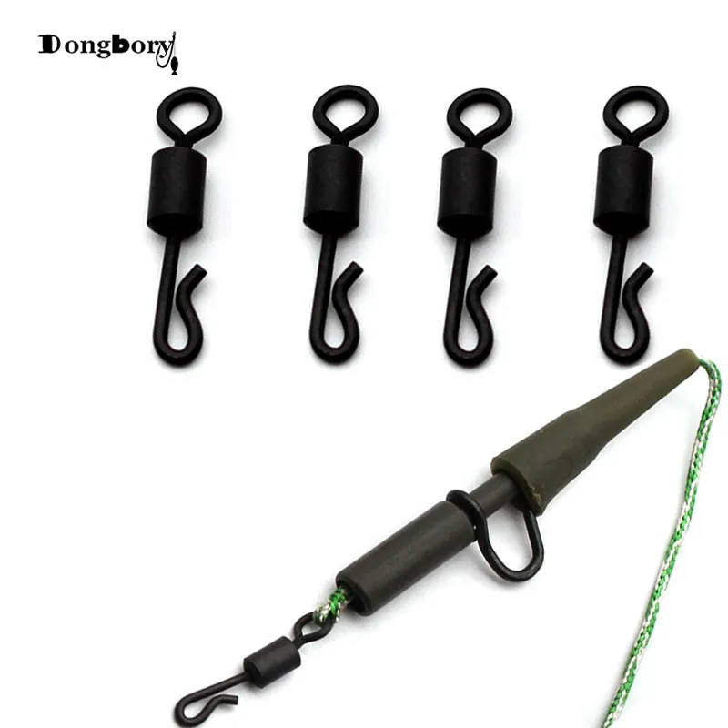 Un conjunto de seis ganchos negros y una cuerda verde