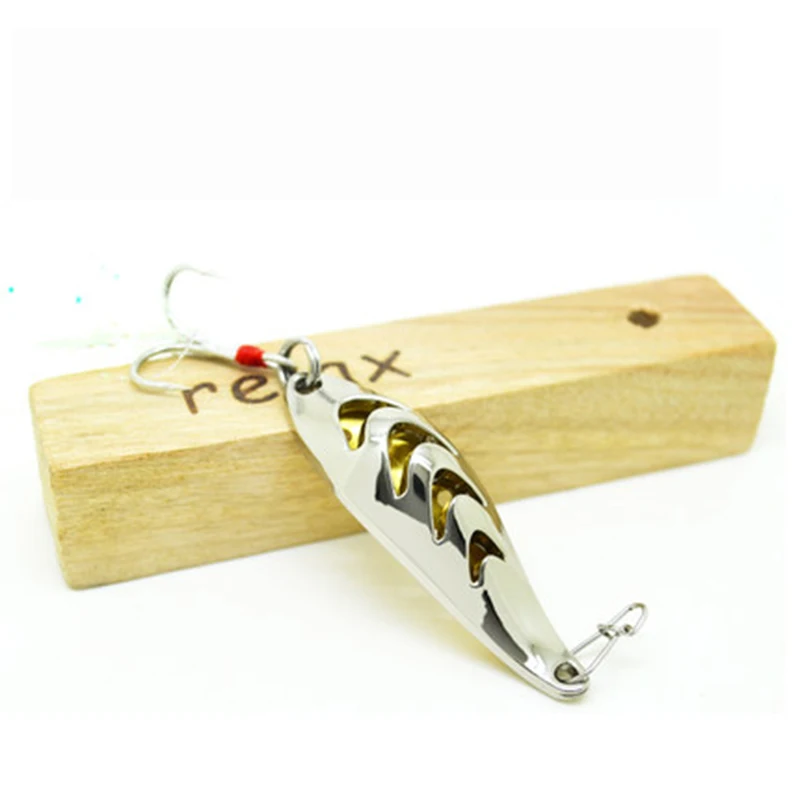 Un pequeño llavero de color plateado con un diseño único. Parece ser una combinación de llavero y palillo de dientes. El porta palillos tiene una serie de orificios diseñados para sujetar palillos y está sujeto al llavero con una pequeña cadena.