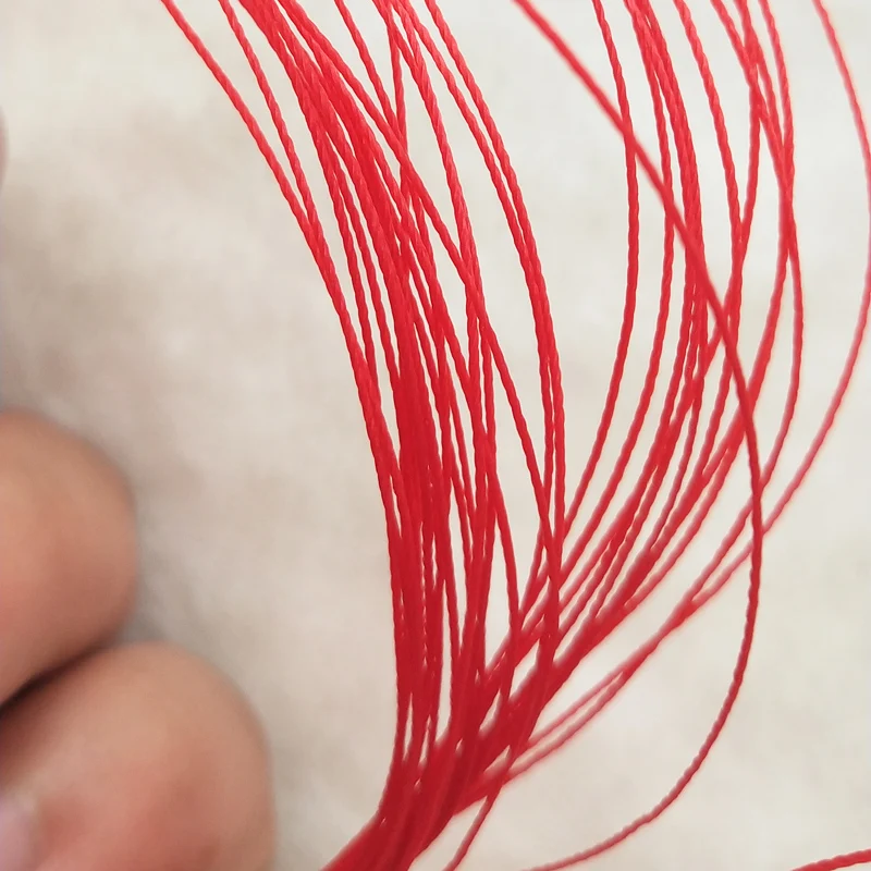 Desentrañar la belleza de los hilos rojos vibrantes