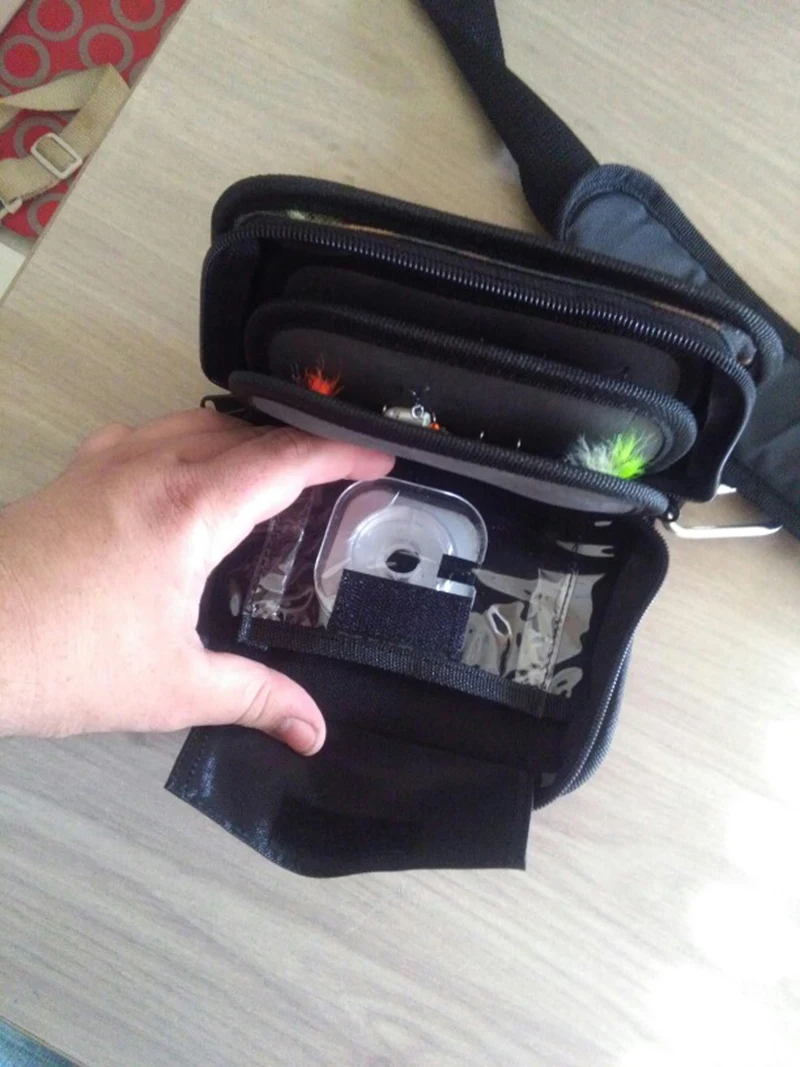 Una bolsa compacta de aparejo de pesca múltiple, perfecta para organizar y transportar equipo de pesca esencial