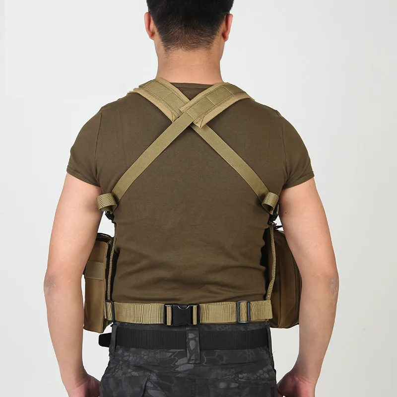 Un hombre con una mochila y camisa de camuflaje