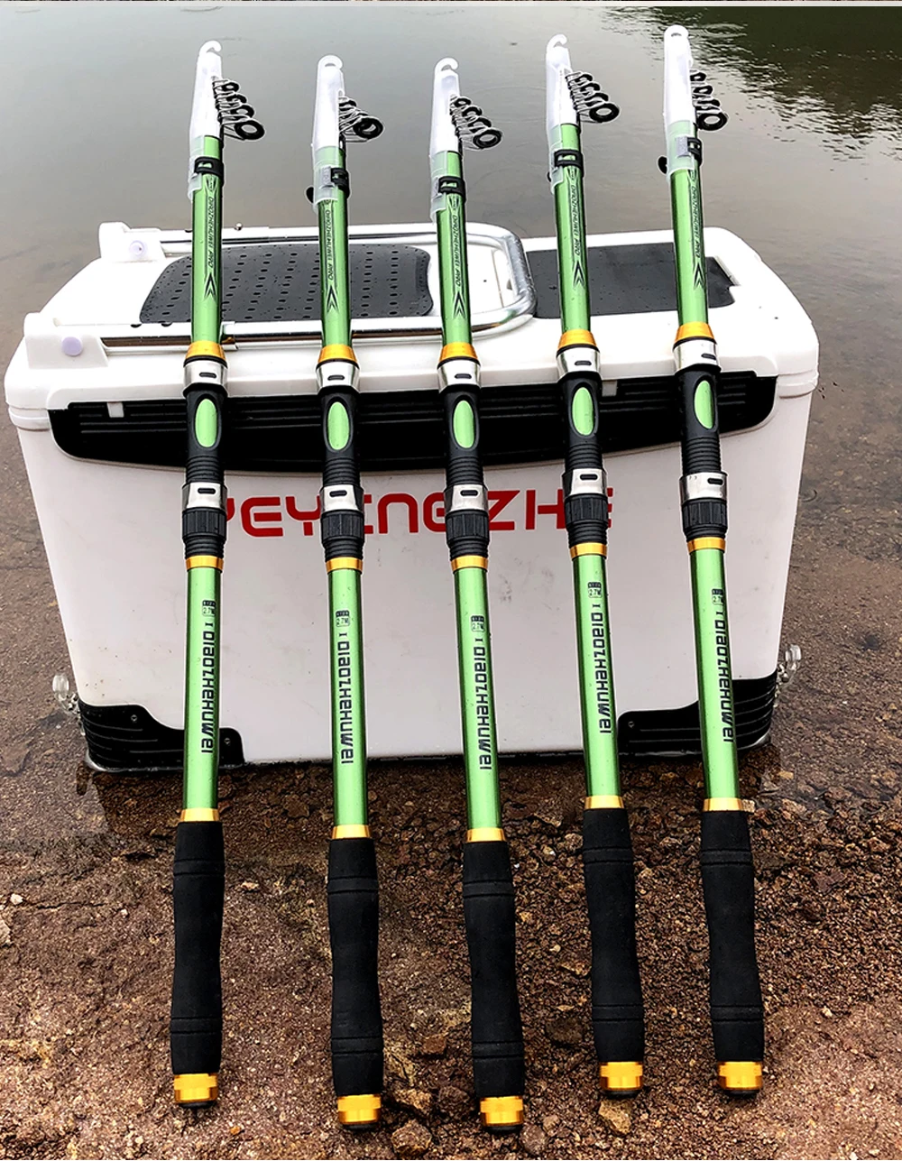 Un juego de cuatro bastones de esquí verdes y negros apoyados contra una hielera blanca. Los postes tienen un agarre negro en la parte inferior y una banda amarilla cerca de la parte superior, que probablemente sea un reflector de seguridad para la visibilidad. La nevera tiene algo de texto, pero no está del todo claro desde este ángulo.