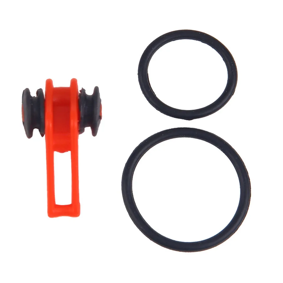 Un conjunto de componentes naranja y negro probablemente diseñados para un propósito funcional o mecánico específico