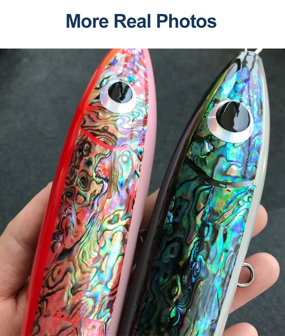 Dos objetos que parecen peces, posiblemente artículos decorativos o juguetes. Tienen una superficie brillante e iridiscente que les da un aspecto metálico o nacarado. El de la izquierda tiene una combinación de colores rojo y rosa, mientras que el de la derecha tiene una combinación de colores azul y verde.