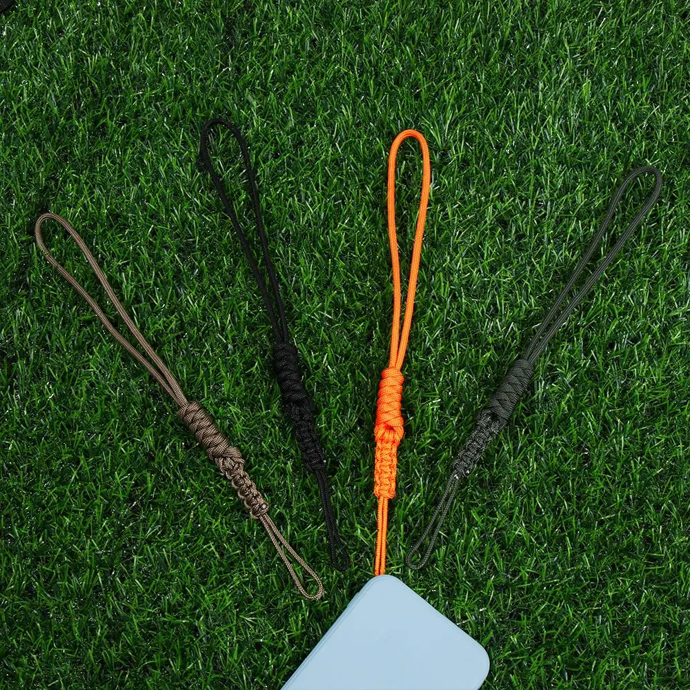 Accesorios telefónicos elegantes con colores vibrantes para un aspecto moderno