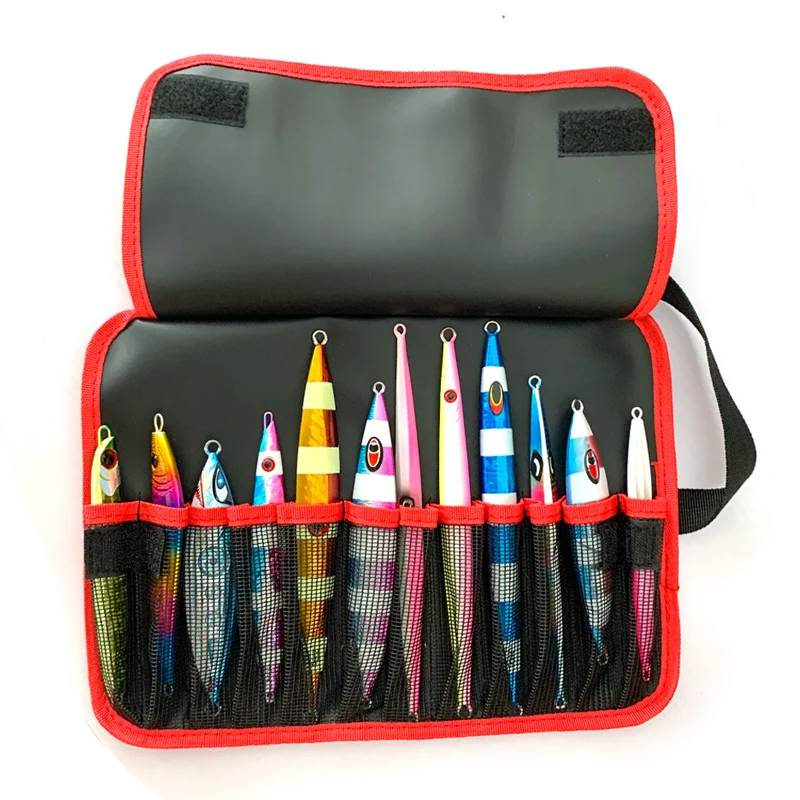 Estuche que contiene una colección de objetos coloridos y estilizados con forma de pez. Podrían ser elementos decorativos, posiblemente llaveros o dijes, dado su diseño y la presencia de un llavero en la parte superior de cada uno.