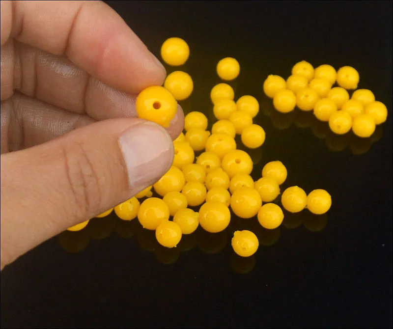 un grupo de cuentas amarillas vibrantes que simbolizan la creatividad y el potencial