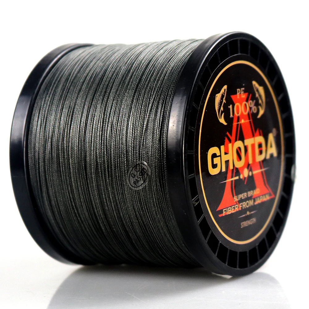 Un carrete de hilo de pescar. Es un producto de la marca GHOTDA, que está etiquetado como 100% PE y FIBRA SUPER MARCA DE JAPÓN.