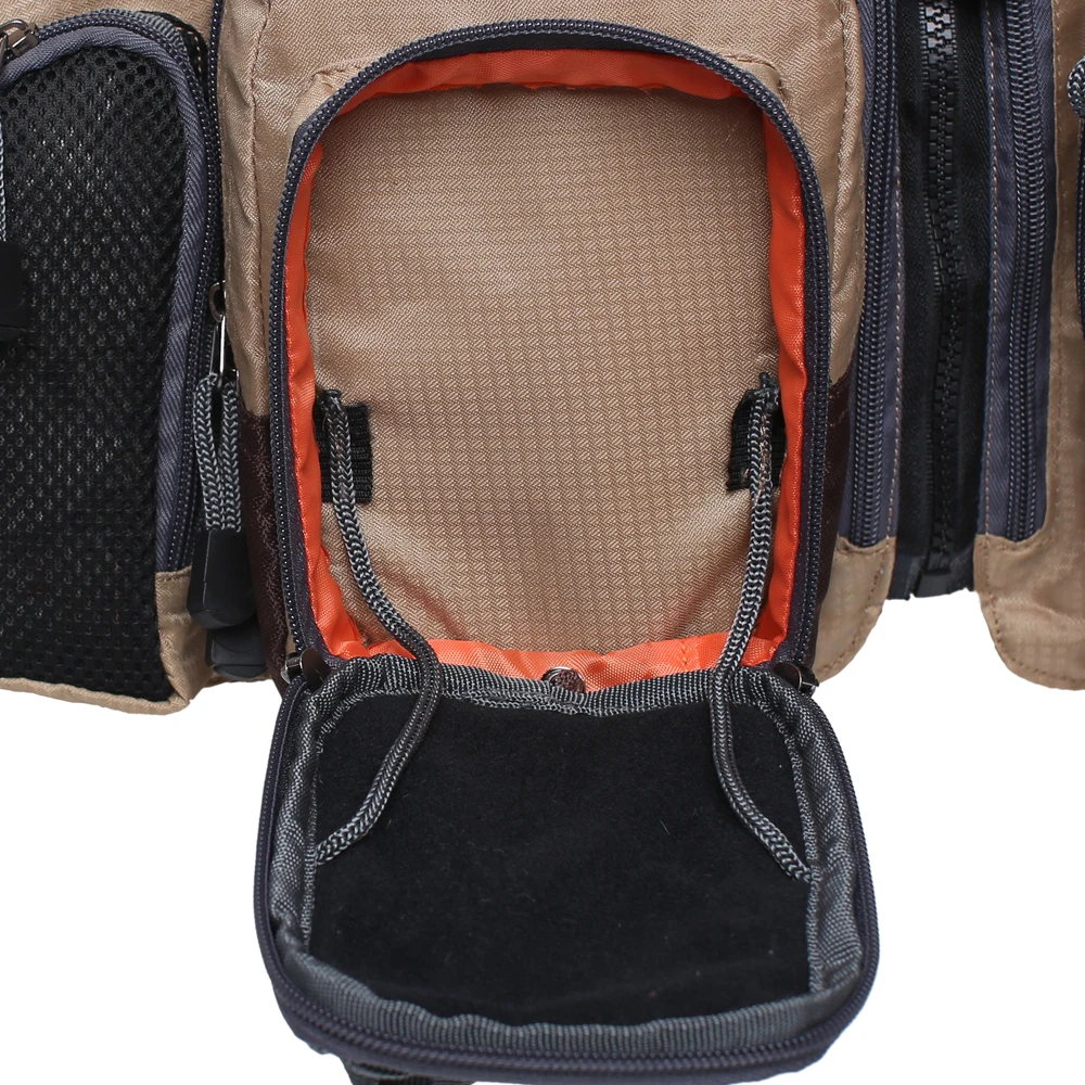 Una mochila con múltiples compartimentos. El compartimento principal parece estar abierto, dejando al descubierto un forro de tela negra. Hay bolsillos más pequeños en la parte delantera, que probablemente estén diseñados para organizar artículos más pequeños como bolígrafos, llaves o dispositivos electrónicos.