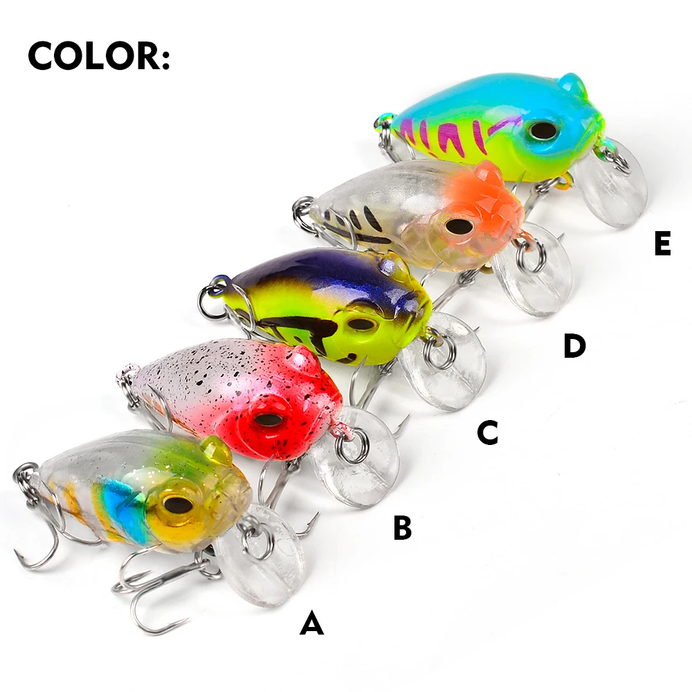 Una fila de coloridos señuelos de pesca con letras sobre ellos