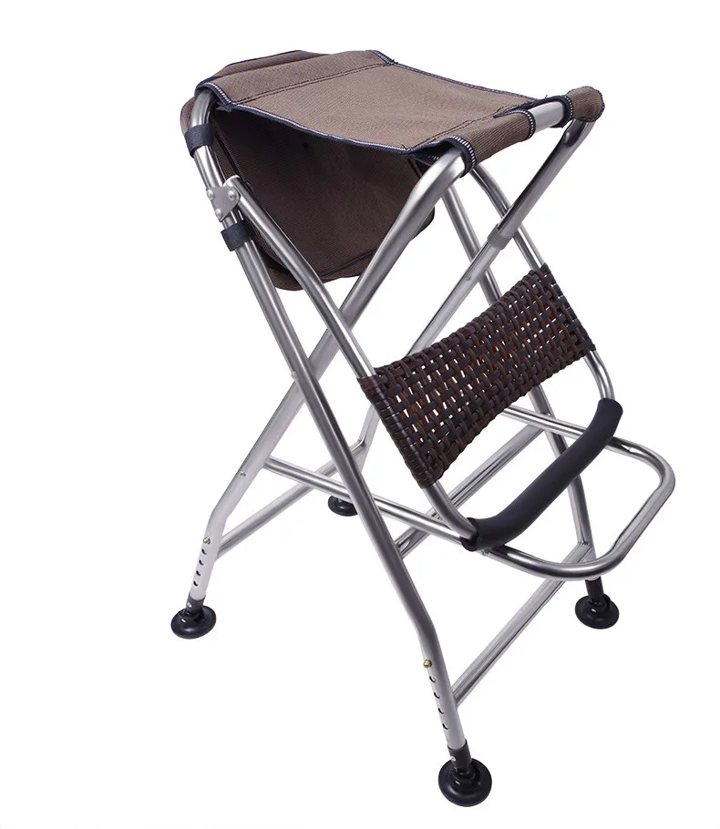 Un taburete de paso plegable versátil con un marco de metal resistente y un asiento cómodo