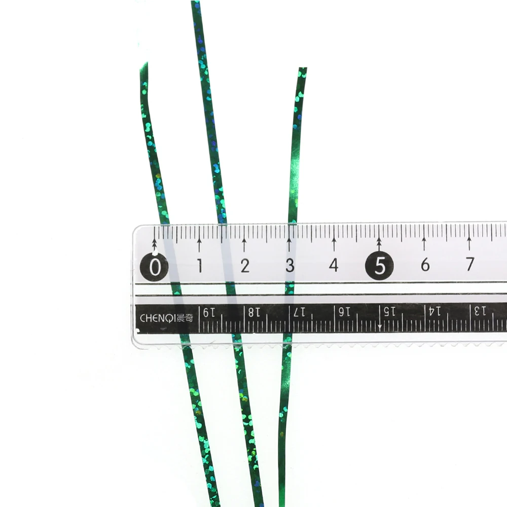 Mida la longitud de estas vibrantes cintas brillantes verdes con precisión