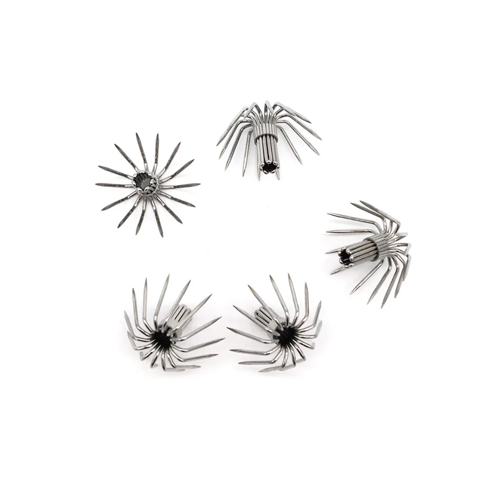 Estructuras metálicas diseñadas en espiral con múltiples extensiones puntiagudas