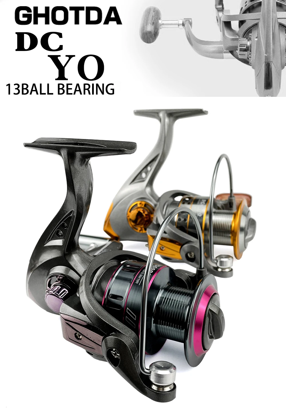 Un carrete de pesca con el texto GHOTDA DC YO 13BALL BEARING indicando la marca y modelo del carrete. El carrete está diseñado con una combinación de colores negro y plateado y cuenta con un mango con una perilla para agarrarlo.