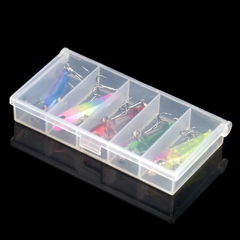 Señuelos de pesca coloridos perfectamente organizados en una caja de plástico transparente