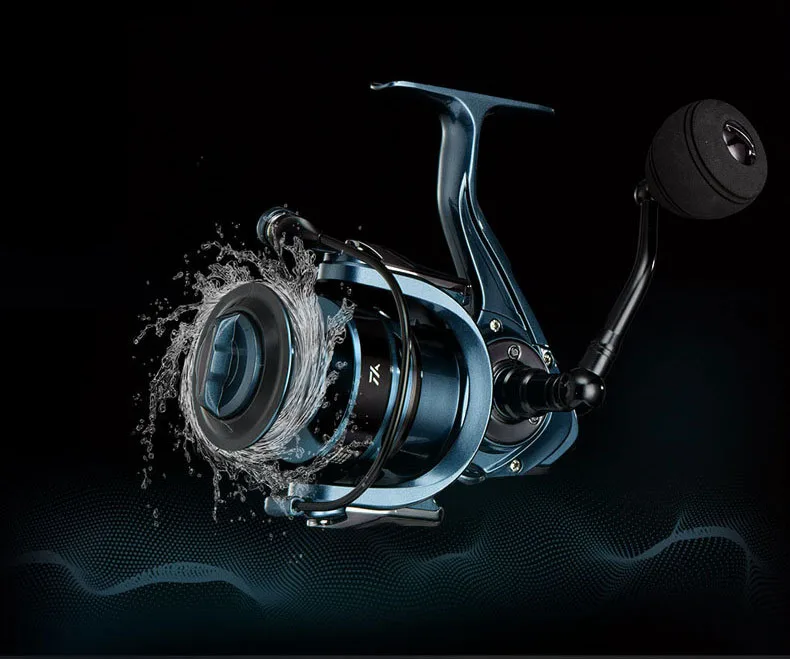 Un carrete de pesca se muestra en movimiento con agua salpicando a su alrededor