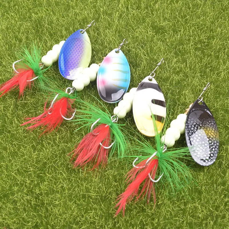 Una colección de señuelos, que son cebos artificiales utilizados en la pesca. Estos señuelos están diseñados para parecerse a peces u otras criaturas acuáticas y, por lo general, están hechos de materiales como plástico, caucho o metal. Están sujetos a un hilo de pescar y se utilizan para atraer peces.