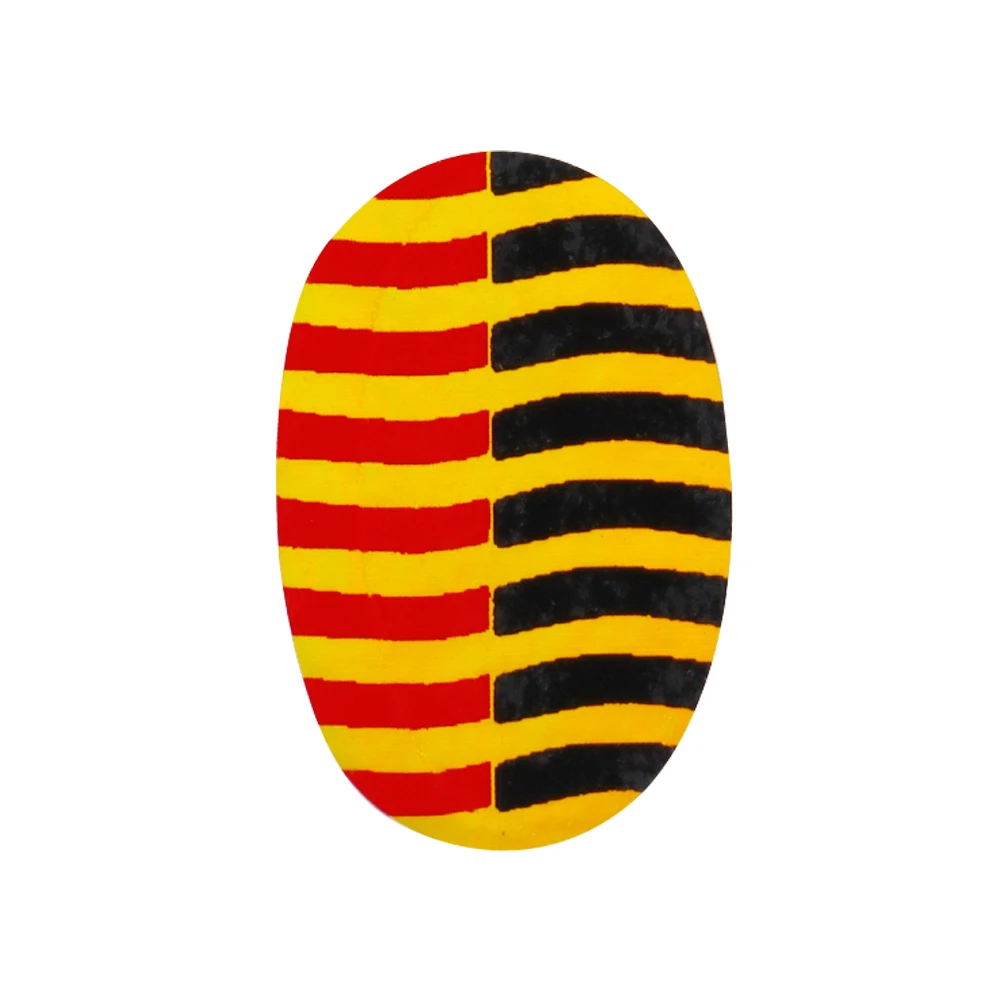 Este diseño vibrante presenta rayas rojas y amarillas audaces en un lado y rayas negras y amarillas en el otro creando un llamativo contraste visual