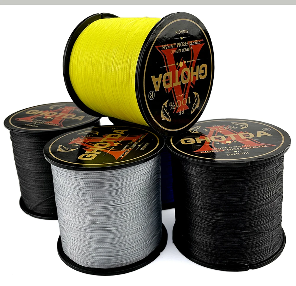 Una colección de carretes de hilo de pescar. Hay tres carretes con diferentes colores de hilo de pescar: amarillo, plateado y negro. Cada carrete tiene una etiqueta con la marca Ghost y algún texto adicional que no es totalmente legible debido a la resolución de la imagen.