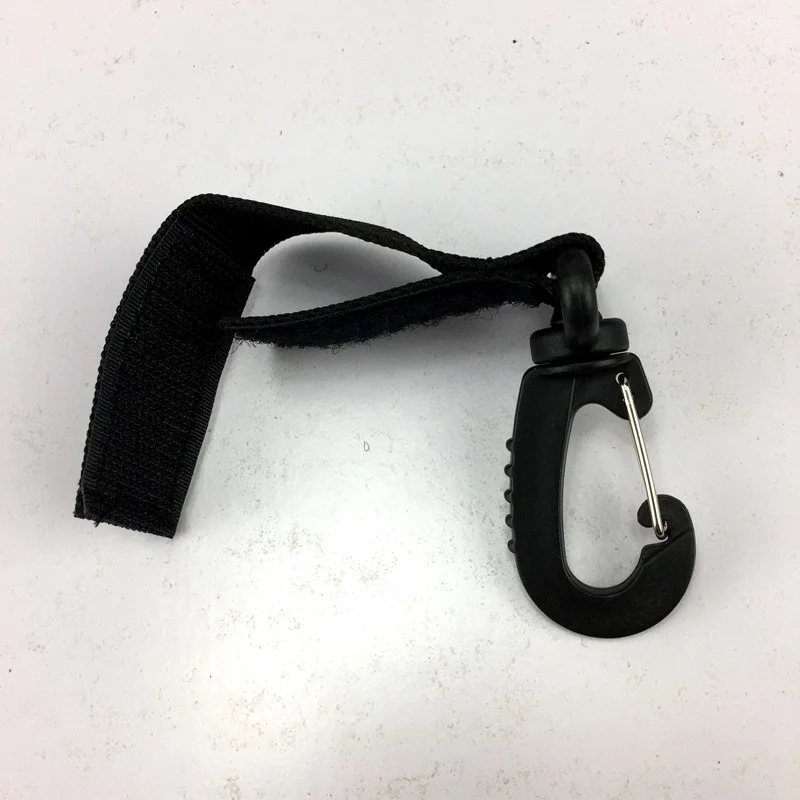 Un clip de carabinaje negro con una correa para un accesorio fácil