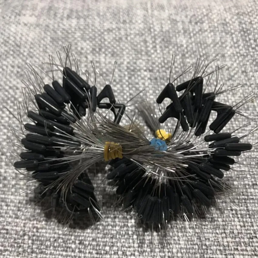 Un alambre blanco y negro está envuelto alrededor de un trozo de plástico negro