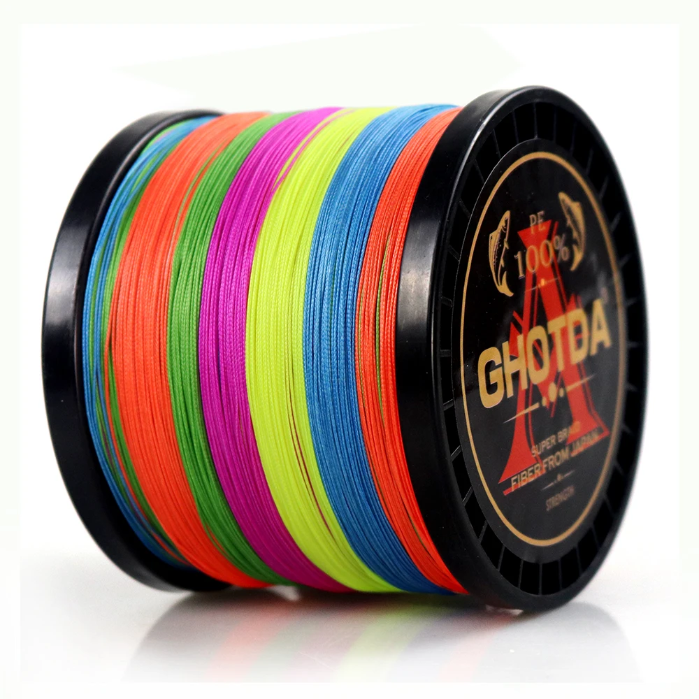 Un carrete de hilo de pescar con múltiples colores. El carrete tiene la etiqueta GHOTDA y tiene un fondo negro con texto dorado y rojo. El hilo de pescar está enrollado en un patrón colorido, y cada sección del carrete contiene un color diferente del hilo.