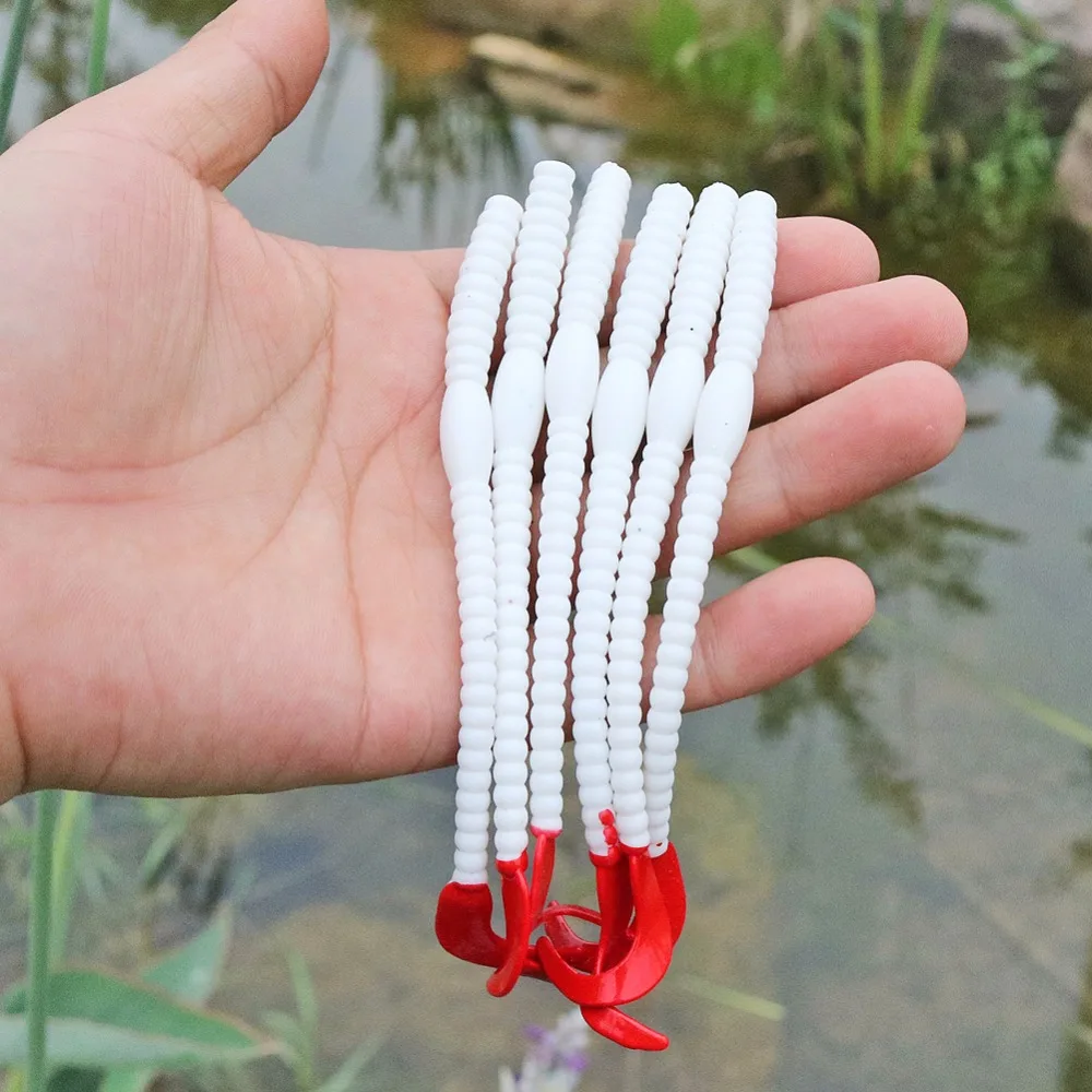 Una persona que sostiene un objeto blanco y rojo en la mano