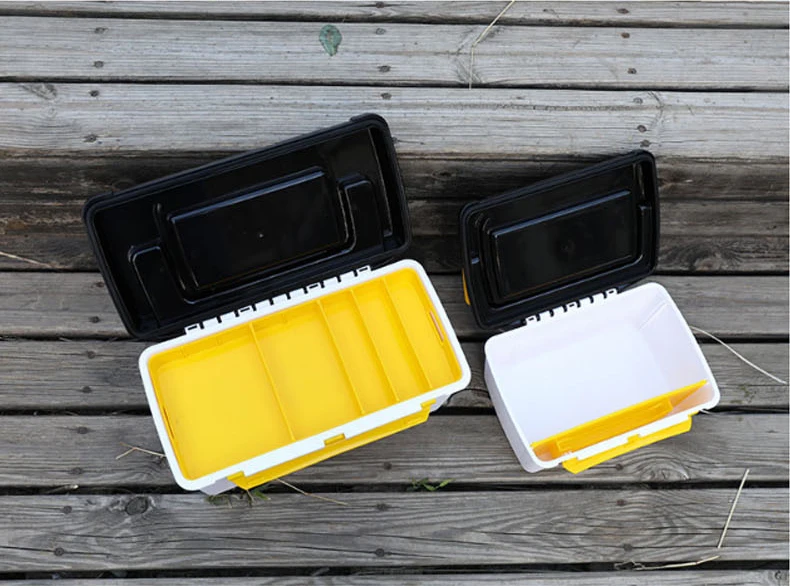 Dos cajas de almacenamiento una grande y otra pequeña, con interiores amarillos, se colocan en una cubierta de madera