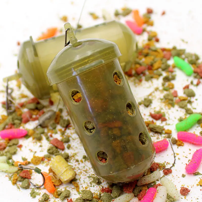 Un recipiente de comida para pájaros con un agujero