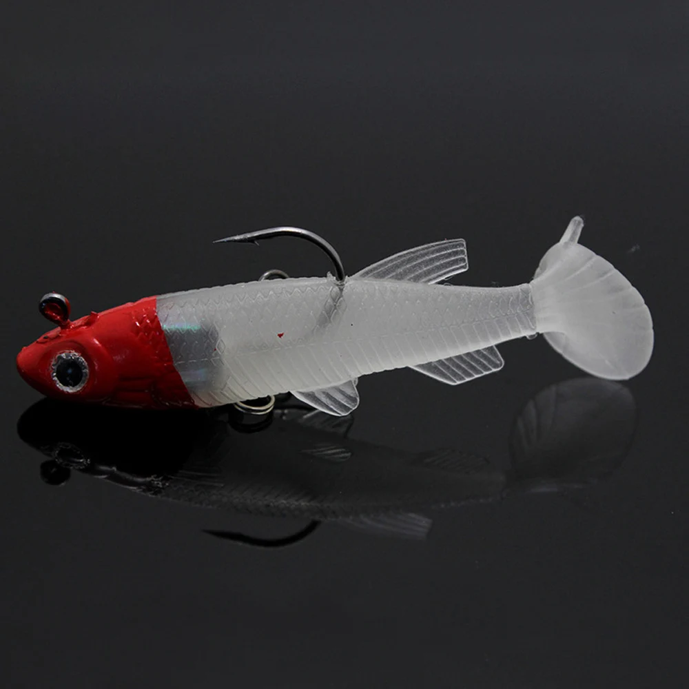 Este señuelo de pesca presenta un cuerpo translúcido y una cabeza roja vibrante diseñada para una atracción submarina efectiva