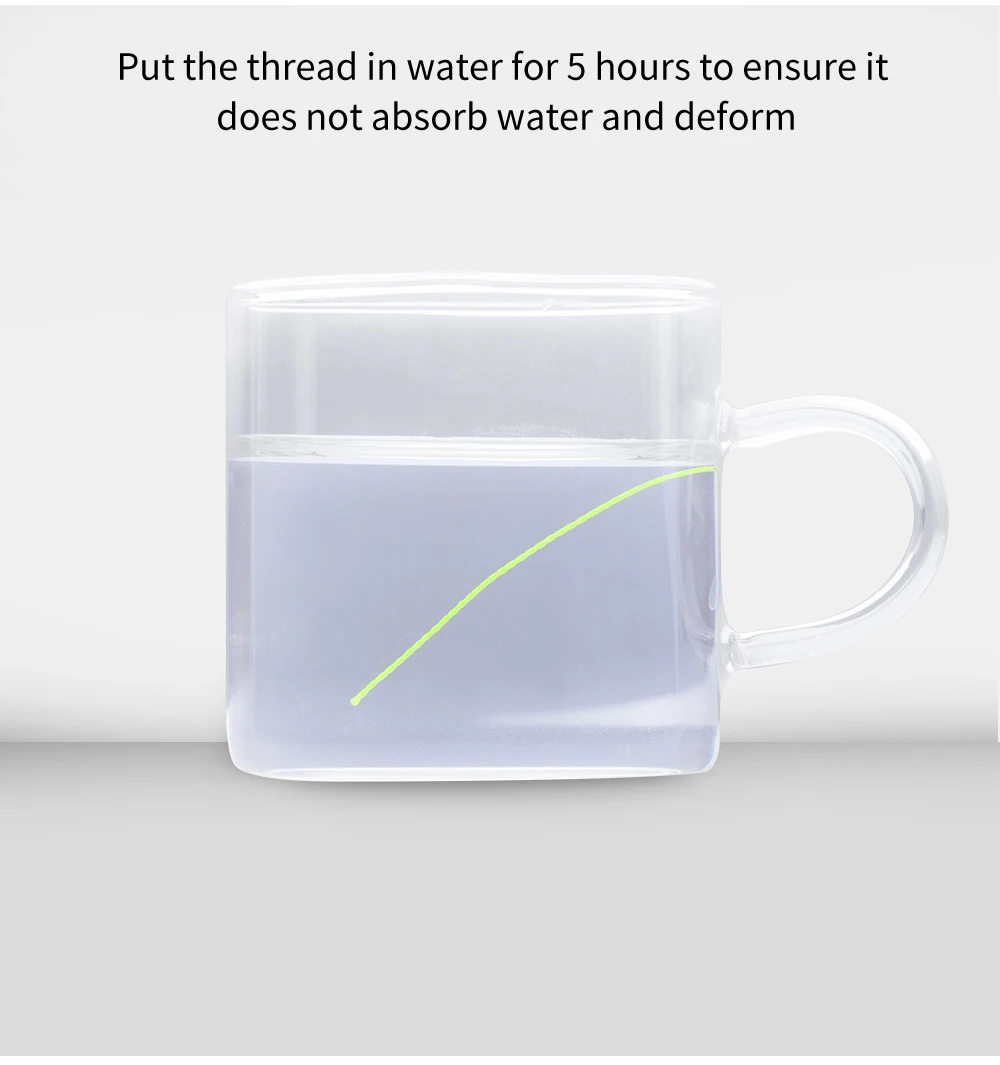 Una taza de cristal transparente llena de agua. Hay una línea verde dibujada en la taza, posiblemente para indicar un nivel o un punto de interés. El fondo es liso y de color claro, lo que ayuda a resaltar la taza.