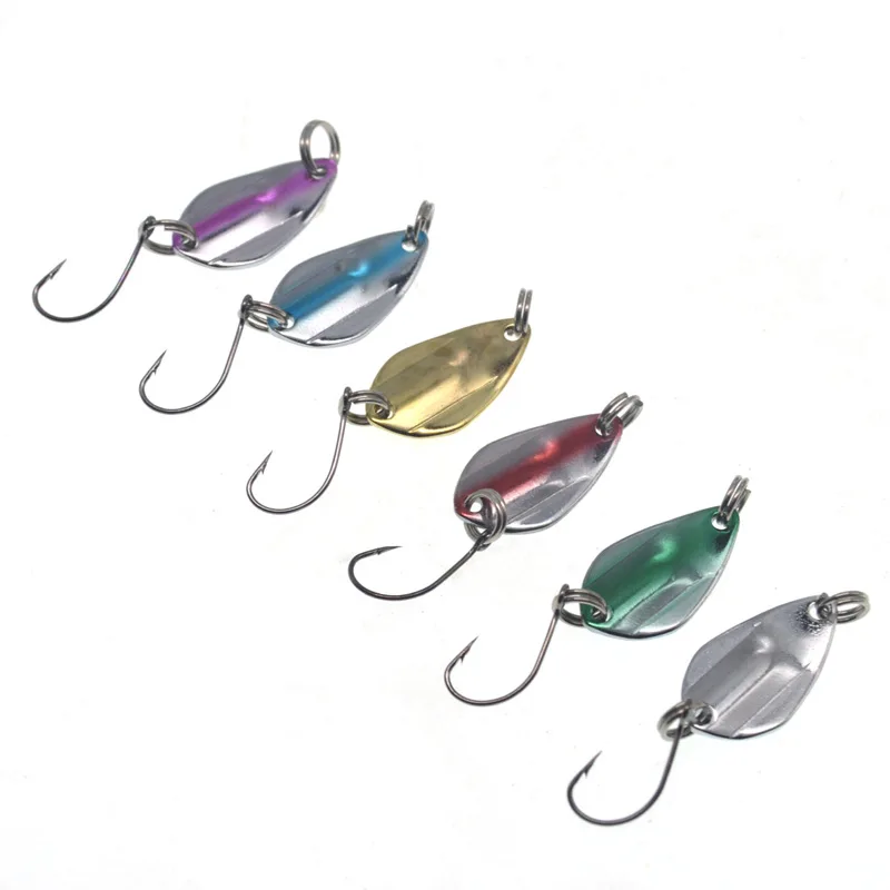 Una fila de señuelos de pesca en diferentes colores