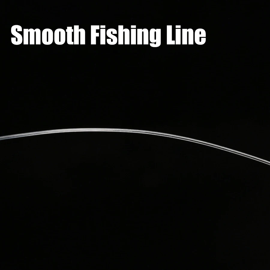 Un primer plano de un hilo de pescar con el texto Smooth Fishing Line superpuesto. El hilo de pescar parece fino y liso, lo que probablemente pretende transmitir su calidad o características. El fondo es oscuro, lo que ayuda a resaltar el hilo de pescar.