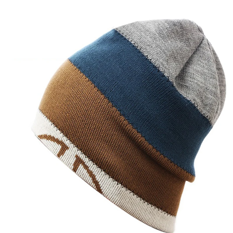 Un gorro de punto elegante con un diseño de rayas multicolores