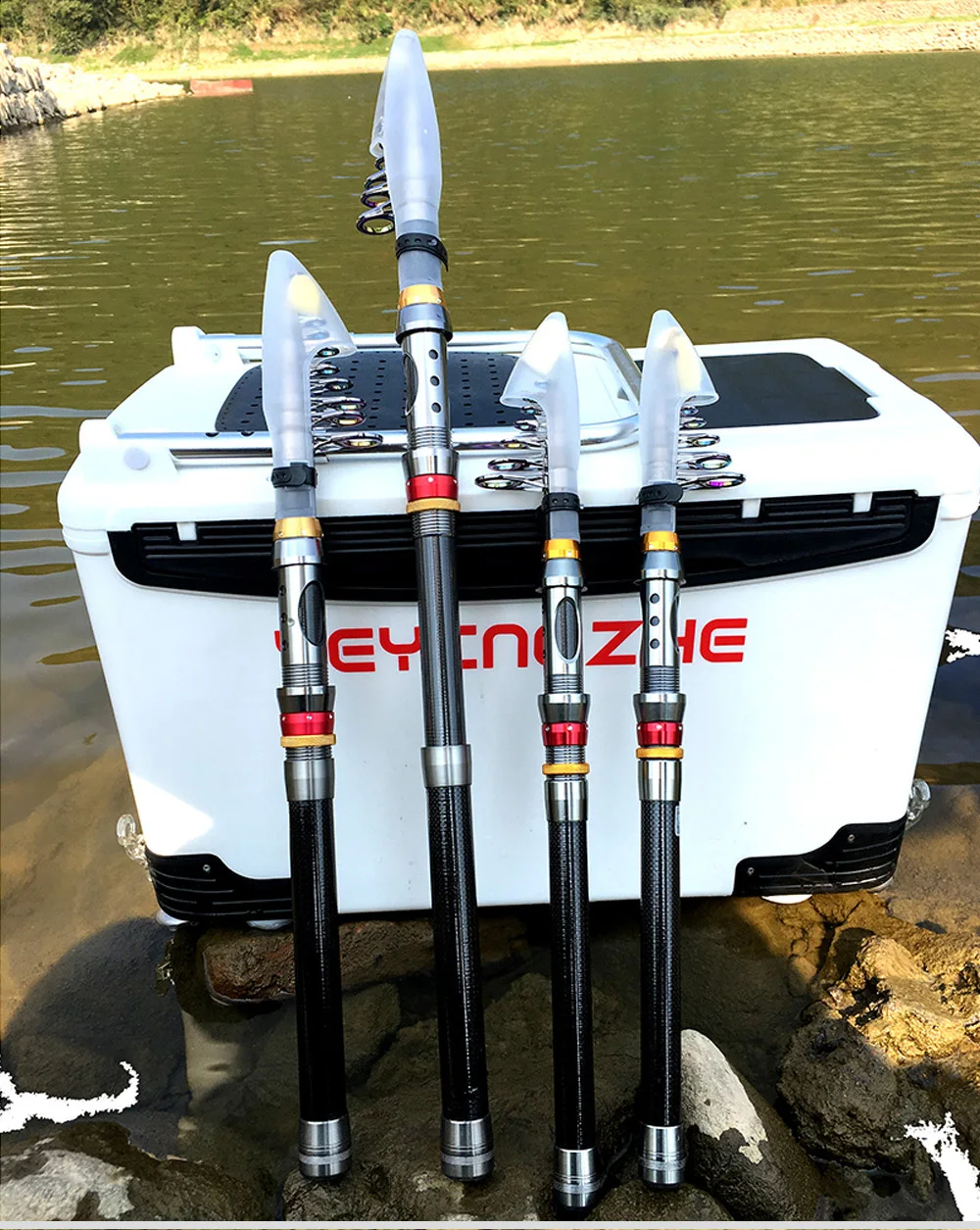 Un bote con cañas de pesca encima