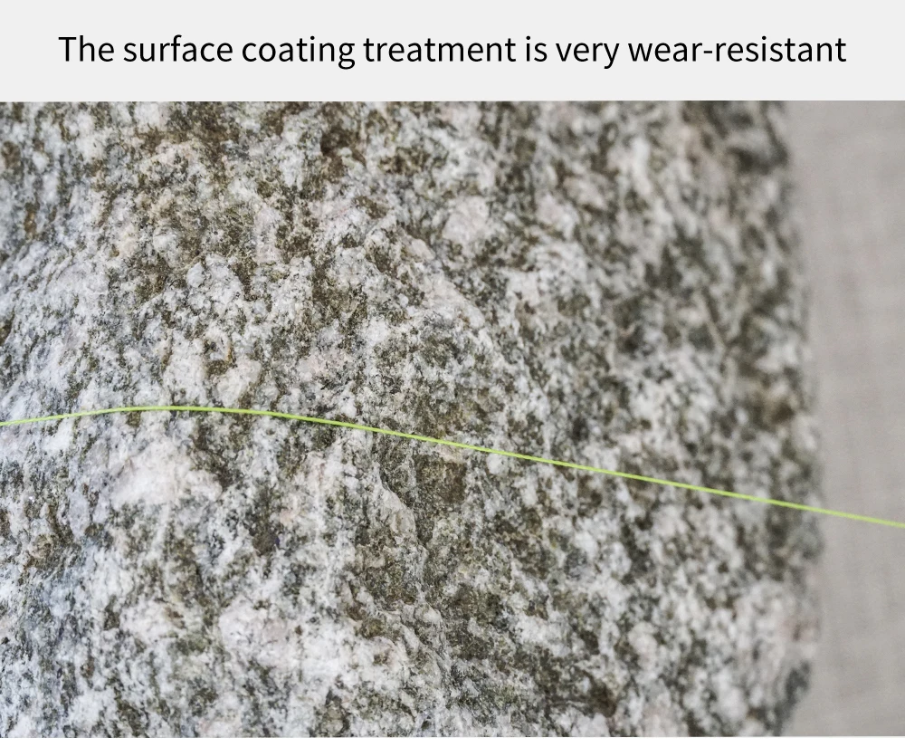 Un primer plano de una superficie con un patrón texturizado, posiblemente un material que ha sido tratado con un revestimiento superficial. El texto superpuesto en la imagen indica que el tratamiento de recubrimiento de la superficie es muy resistente al desgaste, lo que sugiere que el material ha sido recubierto para mejorar su durabilidad contra el desgaste.