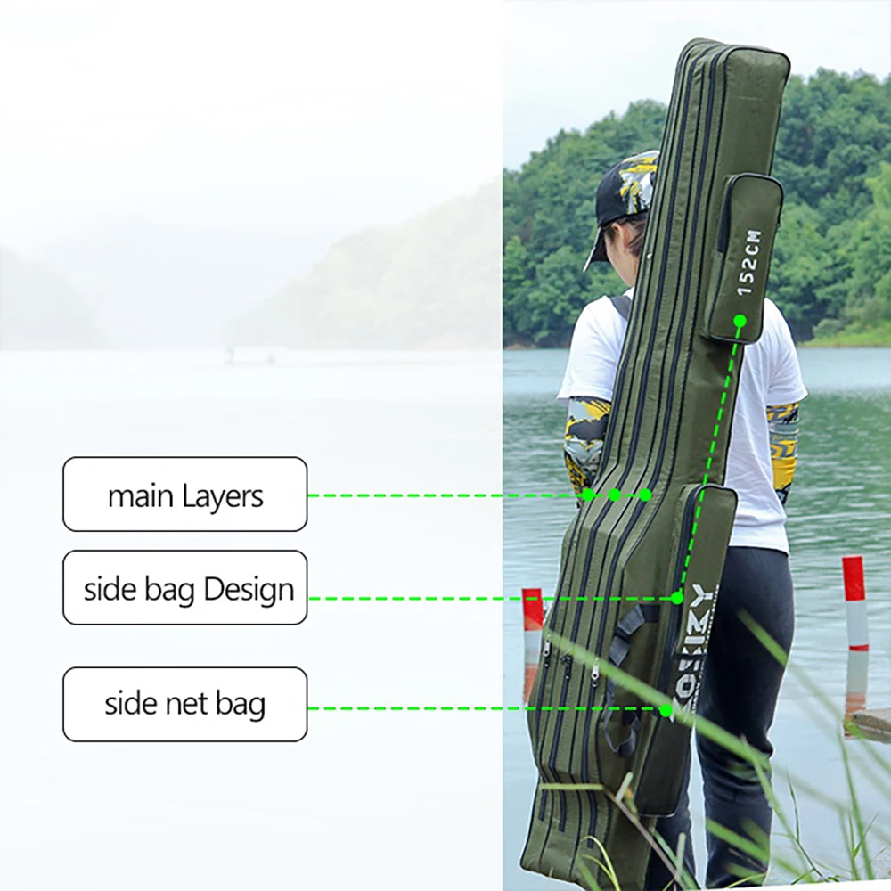 Una persona parada cerca de una masa de agua, posiblemente un lago o río, con un estuche verde atado a su espalda. El estuche parece estar diseñado para llevar un rifle o una escopeta, como lo indican el texto y las marcas que tiene.