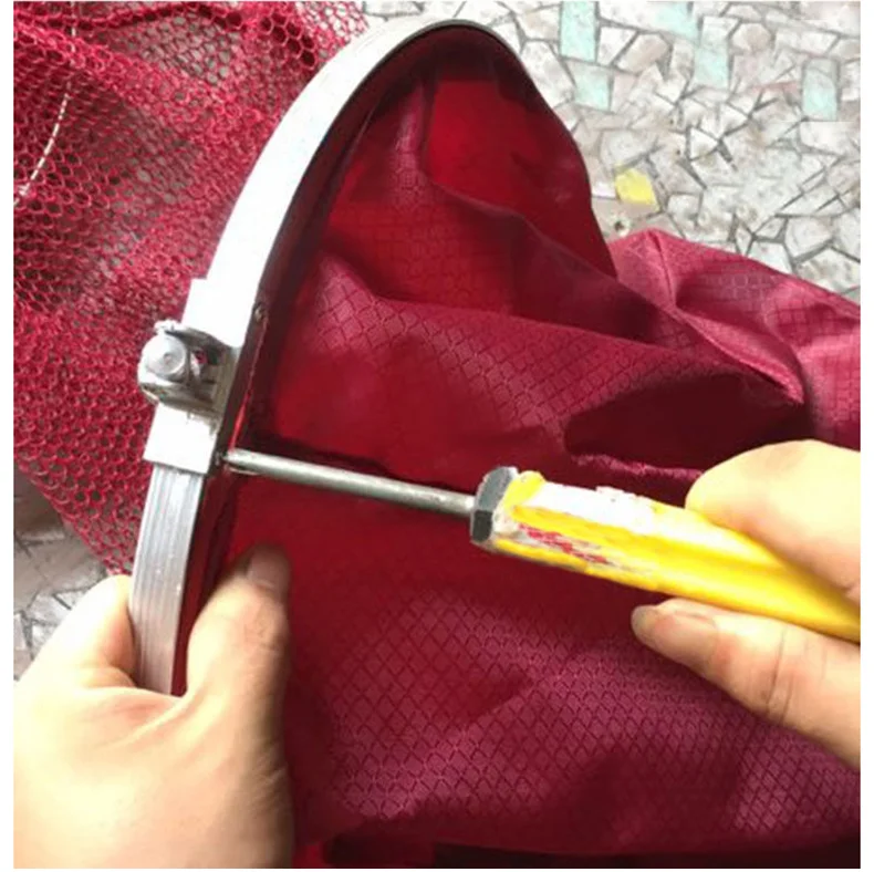 Reparación de un artículo de malla roja con destornillador