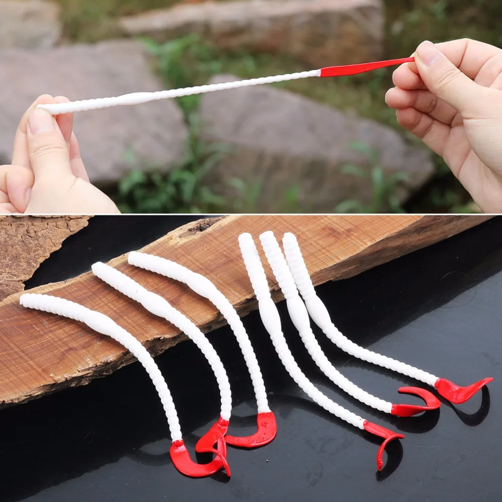 Una persona sostiene un brazalete rojo y blanco.