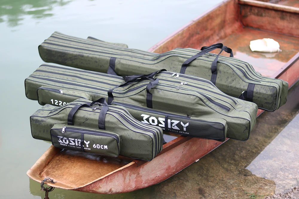 Un bote de remos con varias maletas en su interior. Estos estuches parecen estar diseñados para transportar instrumentos musicales, concretamente violines o violas, dada su forma y tamaño.