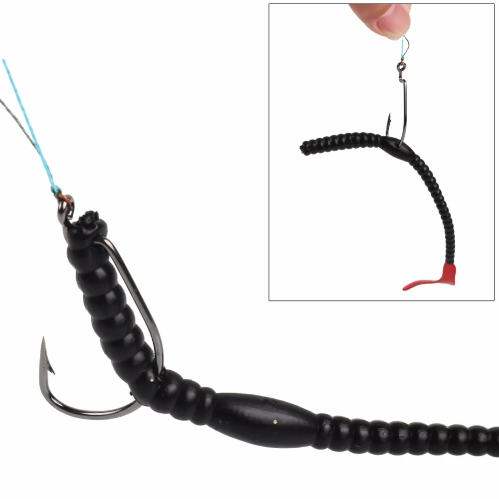 Un señuelo negro y rojo con un gancho en el extremo