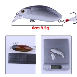 Crankbait de buceo con ganchos de plumas, cebo de manivela duro Artificial, 10 colores, Wobblers, aparejos de pesca, 6CM, 9,5G, 1 ud./10 Uds.