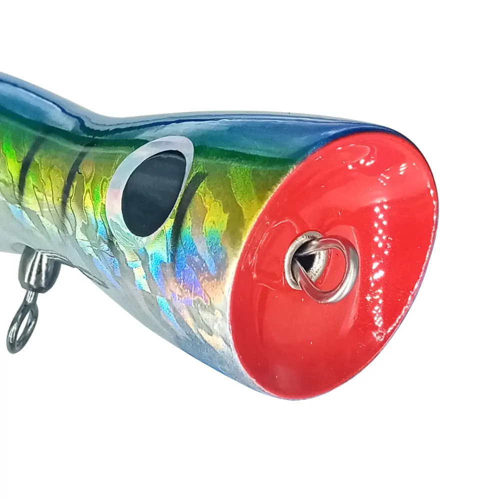 Un señuelo de pesca colorido con un cuerpo rojo y azul