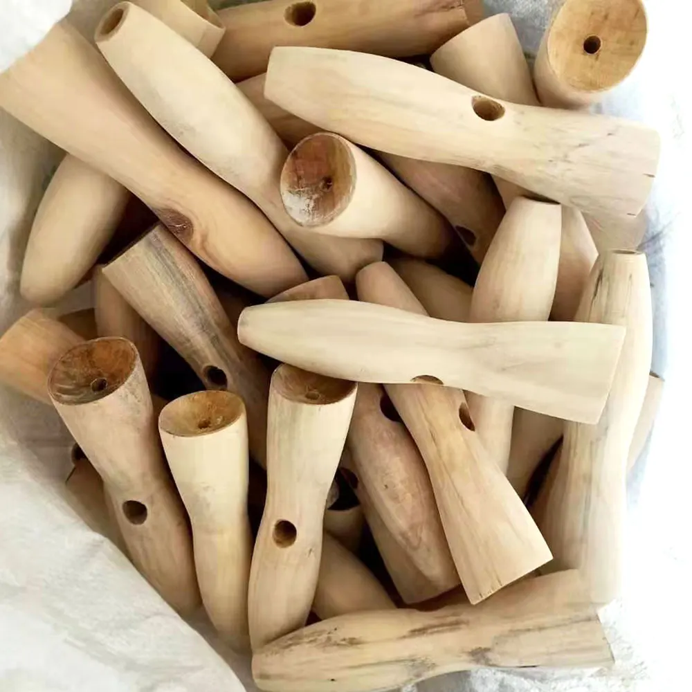 Un montón de objetos de madera con agujeros en ellos