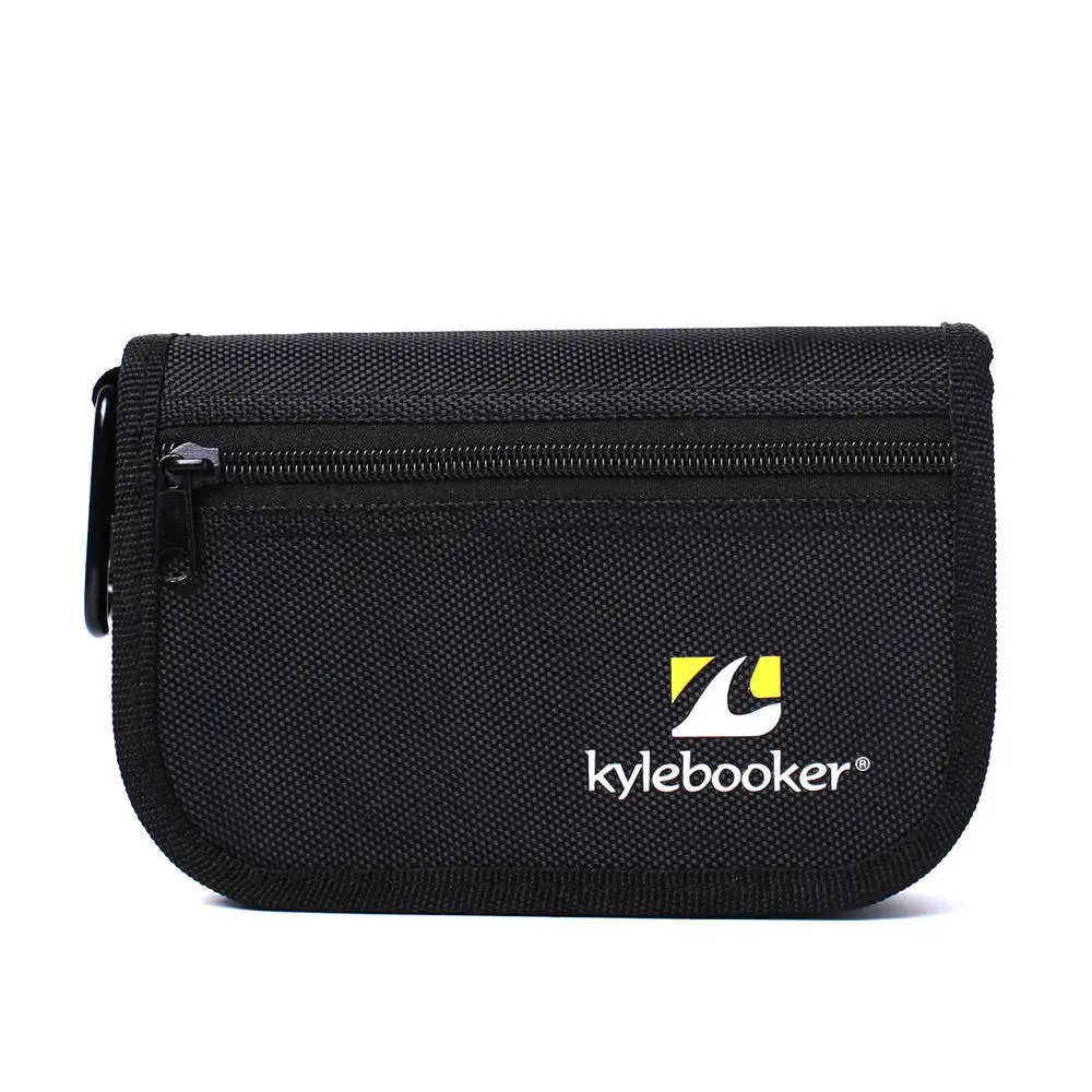 Esta elegante bolsa negra presenta una cremallera y un logotipo perfecto para el uso diario