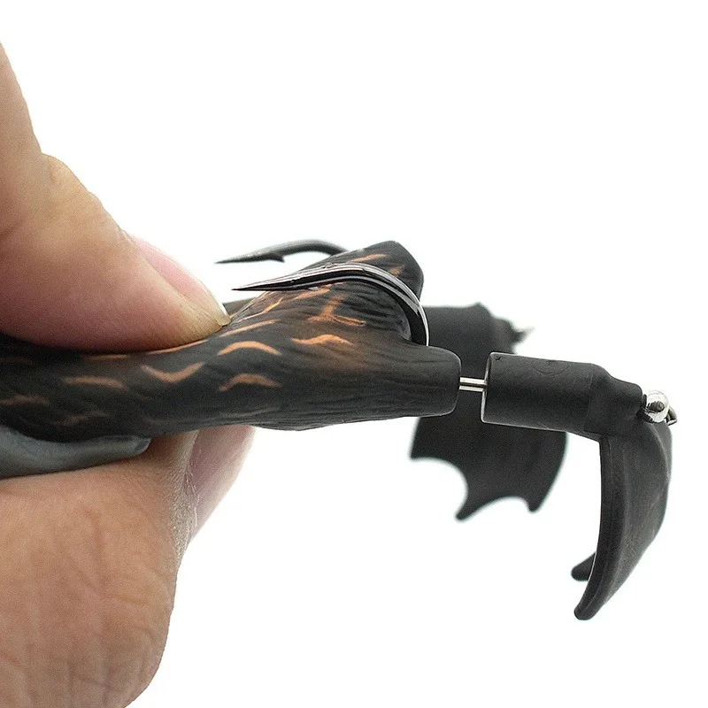 Un gancho de pesca diseñado con una forma única de dragón