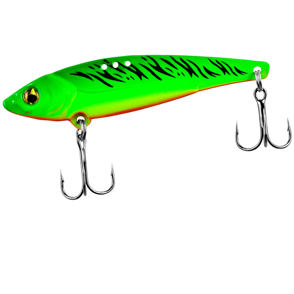 Un señuelo de pesca verde vibrante con tres ganchos de agudos, diseñados para una captura efectiva