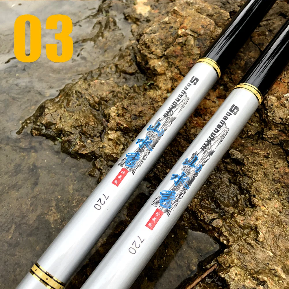 Dos pares de esquís tumbados sobre una superficie rocosa con agua al fondo. Los esquís tienen una combinación de colores blanco y negro con algunos detalles en azul y caracteres chinos. Los números 03 son visibles en la esquina superior izquierda, lo que podría indicar una serie o un número de modelo.