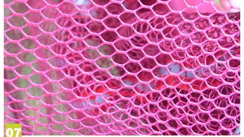 Una red rosa vibrante con un patrón texturizado