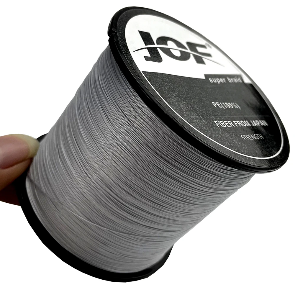 Un carrete de hilo de pescar. La etiqueta en el carrete indica que es un hilo de pescar SUPER MARCA, con una tensión de rotura de 100 libras y está hecho en Japón.